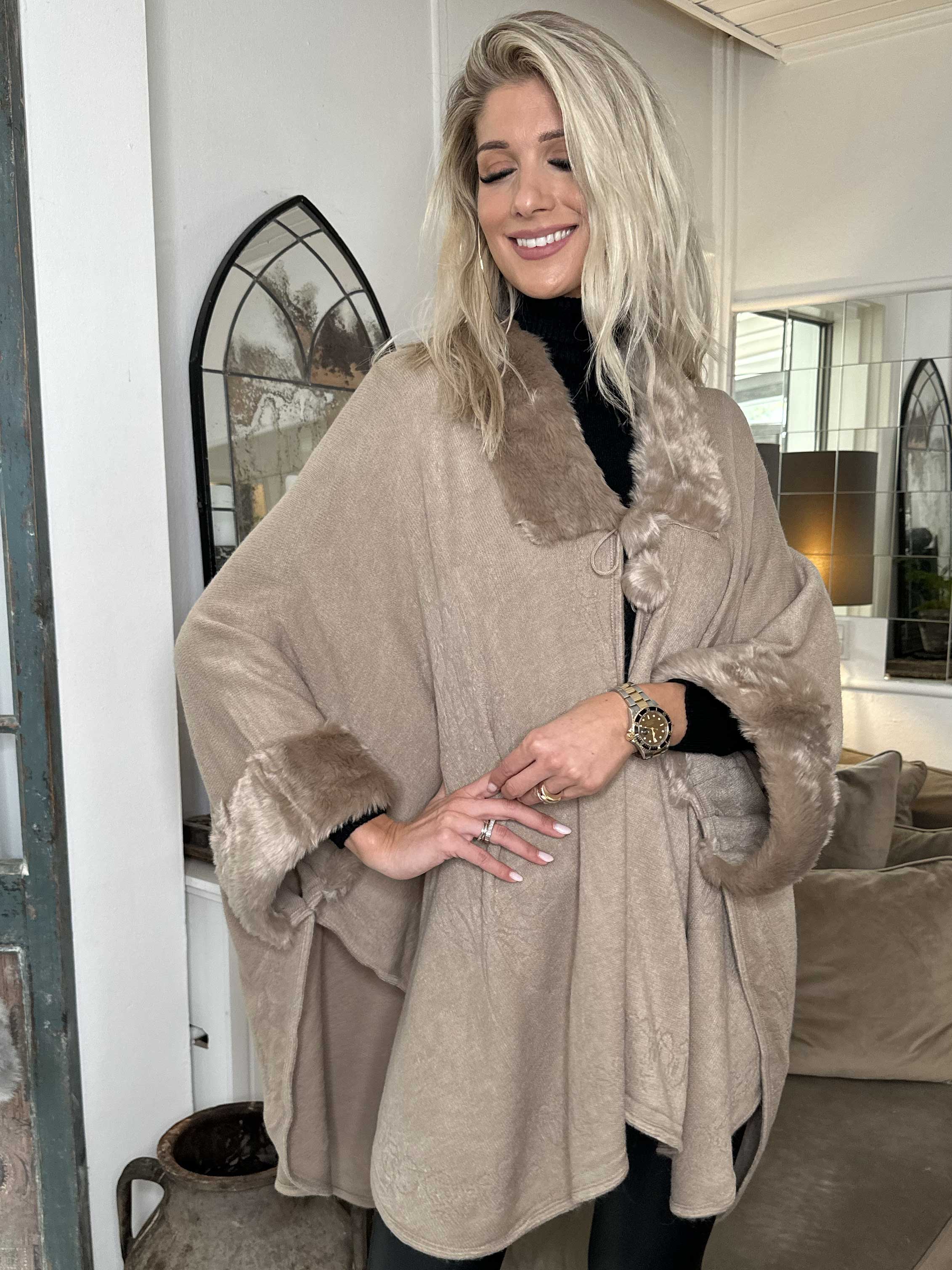 Manon - Poncho med faux fur kant